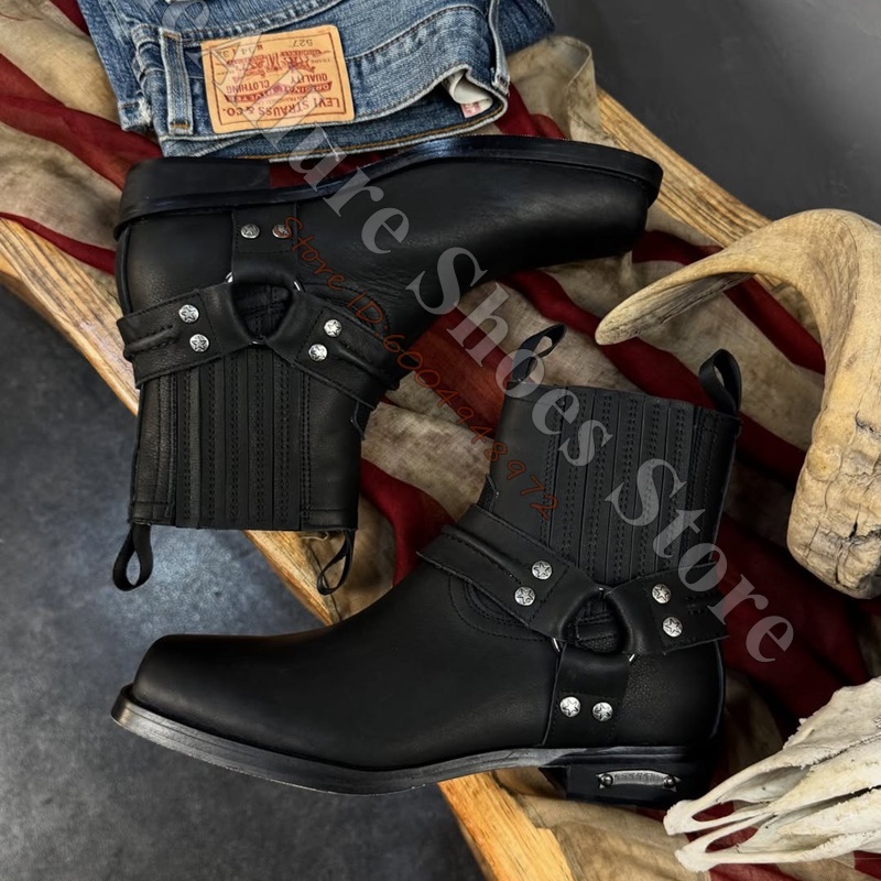 Leather Classic Strap - รองเท้าบูทหุ้มข้อผู้ชาย สไตล์คาวบอยเรโทร หนังเรียบสีดำ หัวเหลี่ยม สายรัดเข็มขัด หมุดเงิน